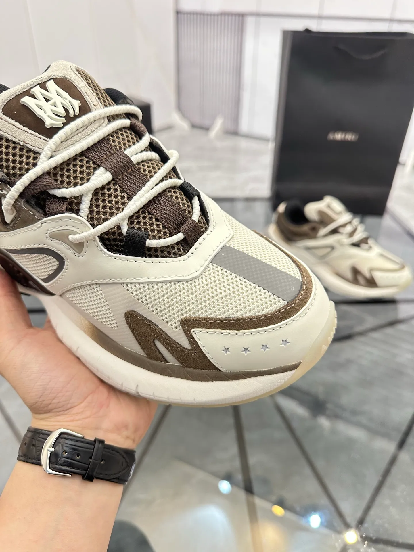 Men's shoes: 💰P720¥ Guangzhou top quality Product trademark: AMIRI* "Amir*" low-top casual shoes Regular size: 39-44 (can be customized to 45) Product materials: upper imported first-layer cowhide stitching original material, breathable lining, original outsole. Number: 525